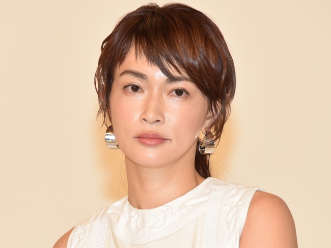 長谷川京子 オトナの色気さく裂 背中あらわでベッドに寝そべる大胆ショット 19年6月27日 エンタメ ニュース クランクイン