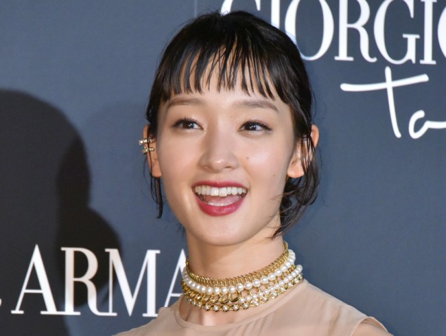 剛力彩芽 谷間ちらり 大胆なvネックにファン かわいい めっちゃ美人 19年12月23日 エンタメ ニュース クランクイン