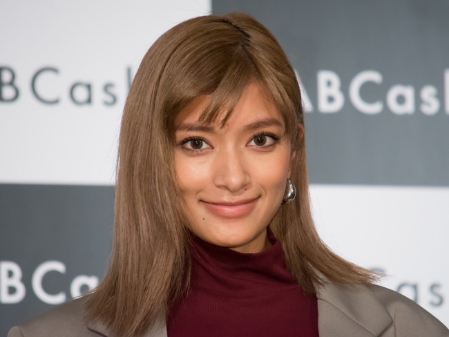 ローラ 大胆に肩はだけた姿で 艶っぽい 美しい と反響 年5月29日 エンタメ ニュース クランクイン