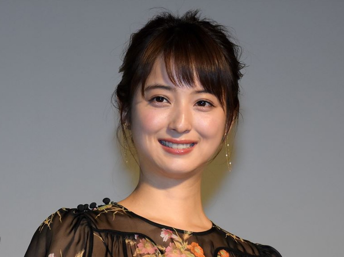 佐々木希 おでこ全開オフショットに反響 美人しかできないヘアスタイル