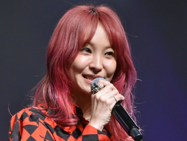 エビの次はカニ Lisa ファンキーなピンク三編みヘア タコ を連想したファンも 21年3月18日 エンタメ ニュース クランクイン