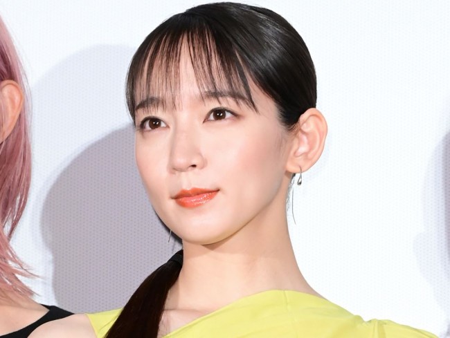 吉岡里帆 柴咲コウの印象は 覇王色 圧倒的でした 初対面はガクブル 22年4月29日 映画 ニュース クランクイン
